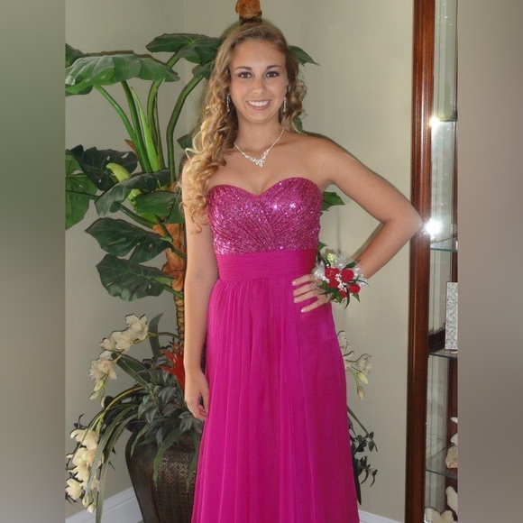 La Femme Formal/Prom Dress - Picture 2 of 2